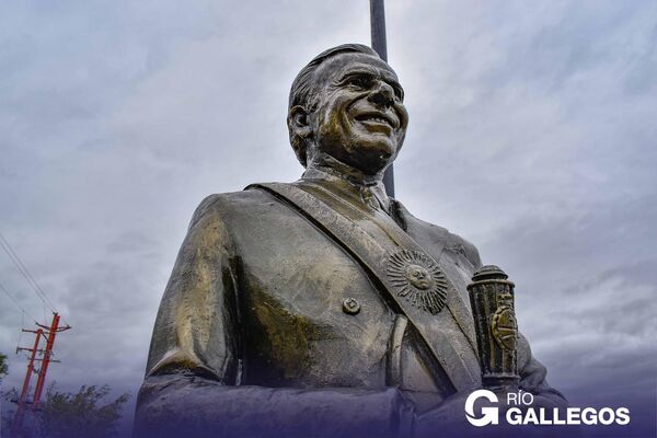 Estatua del expresidente argentino Carlos Menem en Río Gallegos - Sputnik Mundo