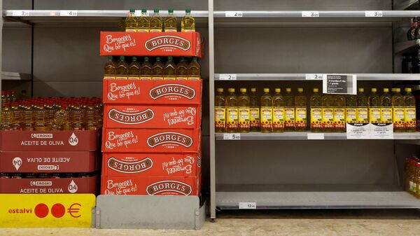 Estantes vacíos en un supermercado de Barcelona, imagen referencial - Sputnik Mundo