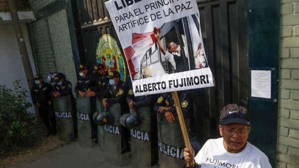 Simpatizante de Alberto Fujimori pidiendo por su libertad - Sputnik Mundo