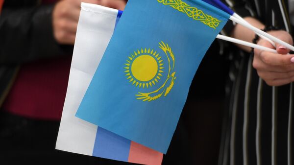 Las banderas de Kazajistán y Rusia - Sputnik Mundo