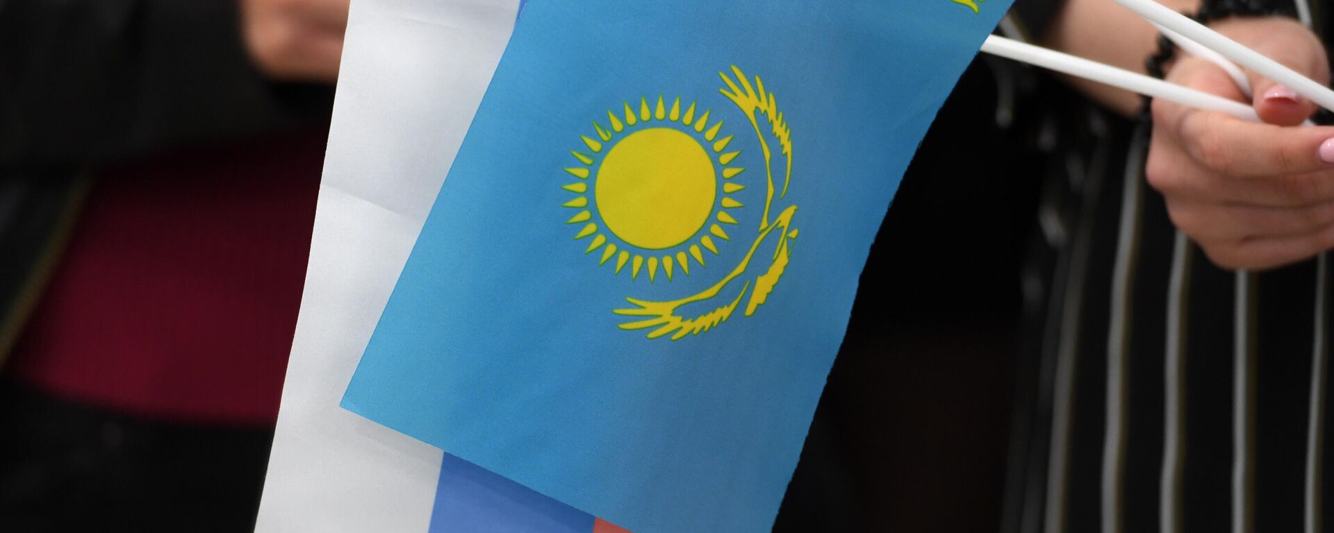 Las banderas de Kazajistán y Rusia - Sputnik Mundo, 1920, 20.10.2022