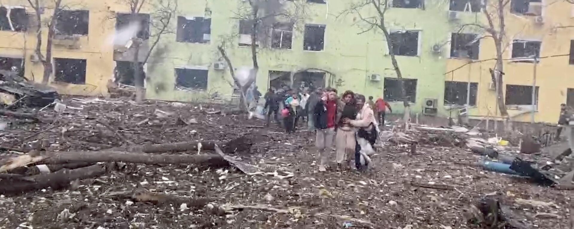 Las imágenes del bombardeo de un supuesto hospital de maternidad en la ciudad de Mariúpol, en Ucrania - Sputnik Mundo, 1920, 02.04.2022