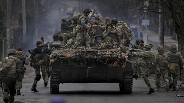 Militares ucranianos en Bucha, Ucrania - Sputnik Mundo