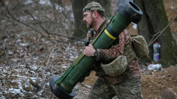 Un militar ucraniano con el Javelin - Sputnik Mundo