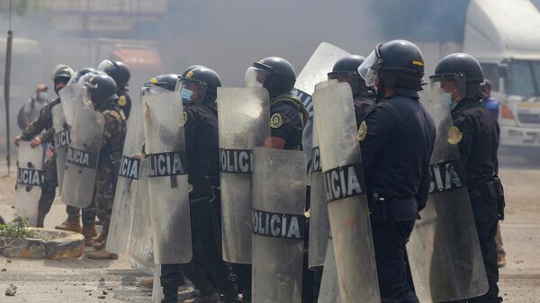 Полиция противостоит демонстрантам во время столкновений в Перу - Sputnik Mundo