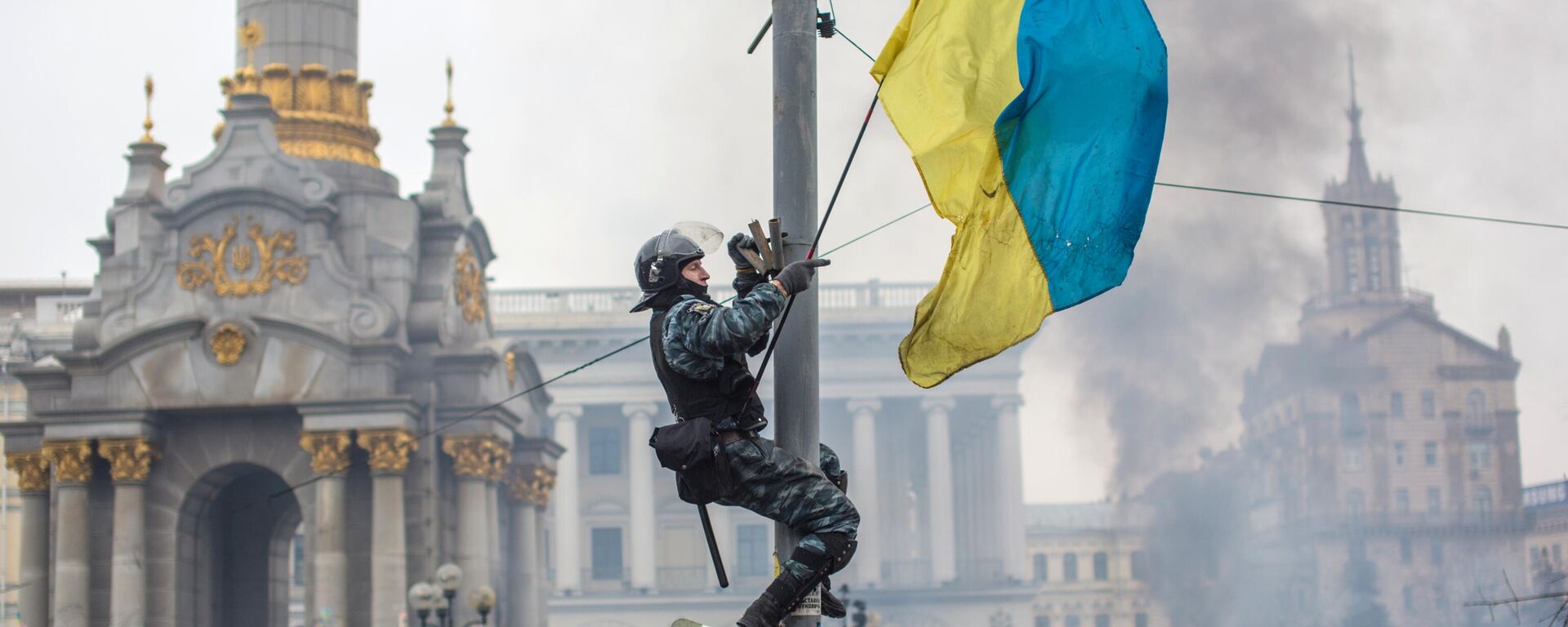 Сотрудники правоохранительных органов на площади Независимости в Киеве Сотрудники правоохранительных органов на площади Независимости в Киеве - Sputnik Mundo, 1920, 11.04.2022