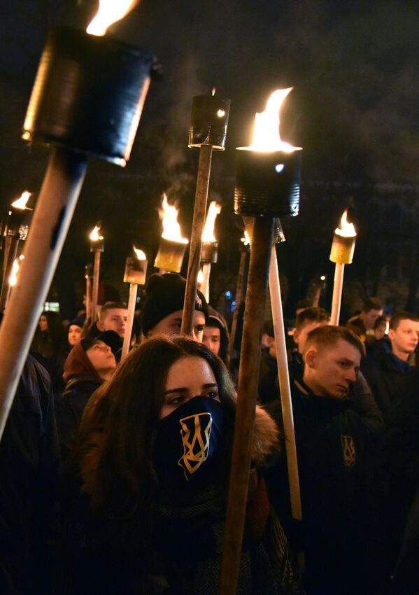 Año 2018, Leópolis. Las procesiones con antorchas eran una parte integral de las festividades en la Alemania nazi. Los nacionalistas ucranianos han adoptado esta tradición. - Sputnik Mundo