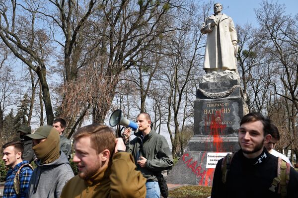 Año 2018, Kiev. Atacaron el monumento sobre la tumba del general soviético Nikolái Vatutin, comandante del Primer Frente Ucraniano durante la Segunda Guerra Mundial que fue herido en 1944 en un tiroteo con grupos nazis ucranianos. En ese entonces, los neonazis rociaron con pintura el monumento, que terminó siendo demolido en 2019. - Sputnik Mundo