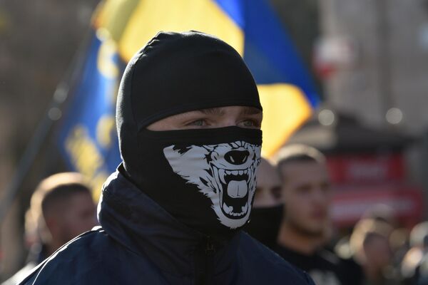 Año 2019, Kiev. La columna vertebral de las organizaciones ultranacionalistas a menudo se compone de hinchas del fútbol, así como de adolescentes de familias disfuncionales. - Sputnik Mundo
