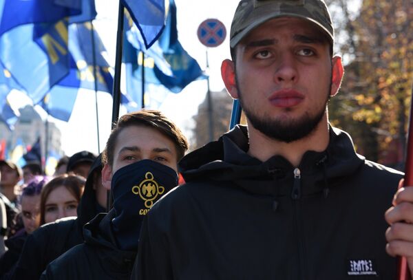 Año 2019, Kiev. Los miembros de la organización Sokol (el ala juvenil del partido de extrema derecha Svoboda, prohibido en Rusia) durante una marcha dedicada al Día del Defensor de Ucrania. - Sputnik Mundo