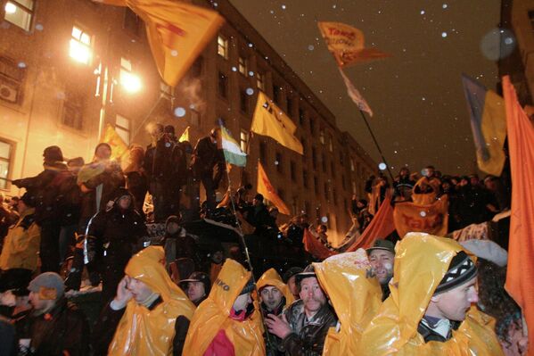El 22 de noviembre, el bloque de Yúschenko anunció una &quot;movilización total&quot;. Miles de manifestantes se reunieron en la Plaza de la Independencia, en el centro de Kiev. Así comenzó la Revolución Naranja, por el color de la campaña electoral de Yúschenko. - Sputnik Mundo