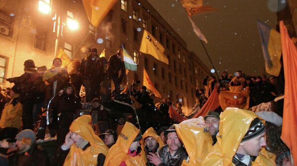 Сторонники Виктора Ющенко у здания администрации президента Украины в Киеве - Sputnik Mundo