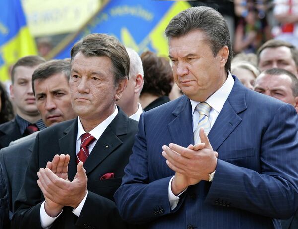 El 31 de octubre de 2004 en Ucrania se celebraron elecciones presidenciales. El primer ministro del país, Víktor Yanukóvich —que era visto como prorruso— y el representante del bloque opositor Nuestra Ucrania, Víktor Yúschenko — que representaba a los pro-europeos— fueron los principales rivales. Los dos candidatos obtuvieron casi el mismo porcentaje de votos en la primera vuelta de las elecciones: Yúschenko un 39,87%, Yanukóvich un 39,32%. - Sputnik Mundo