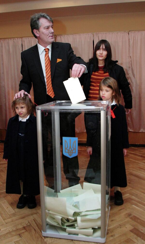 El 27 de noviembre Yúschenko exigió la repetición de las elecciones &quot;con la nueva composición electoral&quot;. El 29 de noviembre, los manifestantes comenzaron a bloquear el trabajo de las autoridades. El 1 de diciembre, el Parlamento aprobó la dimisión del Gobierno. El 3 de diciembre, el Tribunal Supremo invalidó los resultados de la segunda vuelta y programó la repetición de la votación para el 26 de diciembre. - Sputnik Mundo