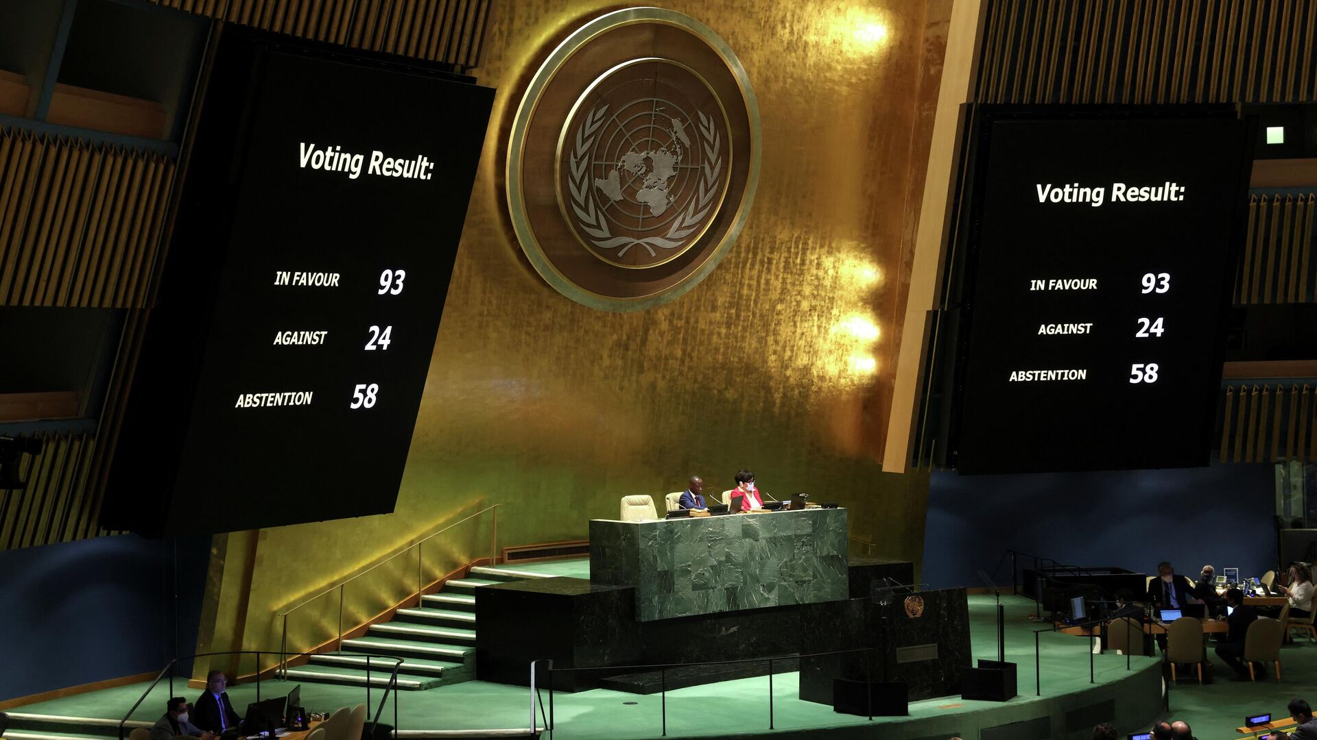 Las pantallas muestran los resultados de la votación sobre la suspensión de Rusia del Consejo de Derechos Humanos de las Naciones Unidas durante una sesión especial de emergencia de la Asamblea General de la ONU en Nueva York, Estados Unidos, el 7 de abril de 2022 - Sputnik Mundo, 1920, 07.04.2022