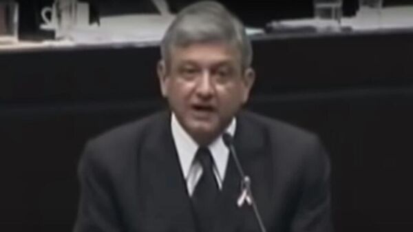 Andrés Manuel López Obrador, actual presidente de México, durante el discurso que pronunció en 2005 ante la Cámara de Diputados  - Sputnik Mundo