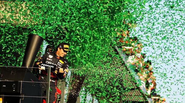 El piloto mexicano Sergio Pérez celebra su segundo lugar en el Gran Premio de Australia 2022 - Sputnik Mundo