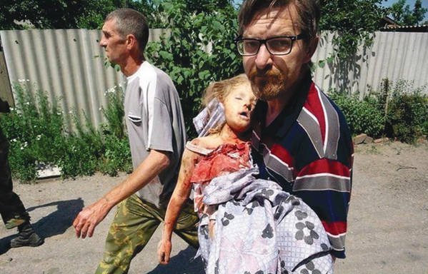 8 de junio de 2014. Una niña de 5 años es víctima de un bombardeo en el pueblo de Seménovka, en la región de Donetsk. - Sputnik Mundo