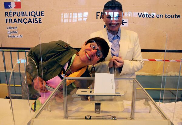 Los voluntarios en un colegio electoral de Saint Pee sur Nivelle, Francia. Los voluntarios en un colegio electoral de Saint Pee sur Nivelle, Francia. - Sputnik Mundo