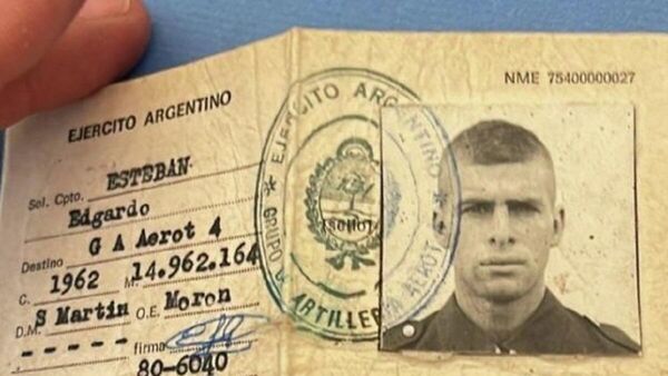 Documentación militar del veterano de guerra argentino, Edgardo Esteban - Sputnik Mundo