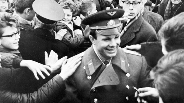 Юрий Гагарин среди учащихся средней школы города Бергена в Норвегии - Sputnik Mundo