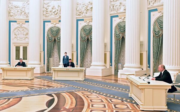 El 21 de febrero de 2022, el presidente ruso, Vladímir Putin, firmó los decretos de reconocimiento de la República Popular de Donetsk (RPD) y la República Popular de Lugansk (RPL).En la foto: El presidente ruso Vladímir Putin firma los decretos de reconocimiento de la República Popular de Lugansk (RPL) y de la República Popular de Donetsk (RPD) por parte de la Federación de Rusia. Leonid Pásechnik, jefe de la LPR (izq.), y Denís Pushilin, jefe de la RPD. - Sputnik Mundo