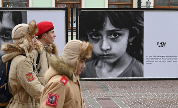 Liza, 6 años. Durante el período bélico, la niña ha vivido en una de las zonas más bombardeadas de Donetsk. La guerra comenzó cuando Liza era muy pequeña. Toda su vida consciente ha vivido bajo las hostilidades. - Sputnik Mundo