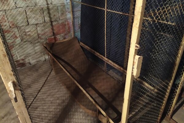 Una de las camas de los calabozos de la 'Cárcel del Pueblo' - Sputnik Mundo