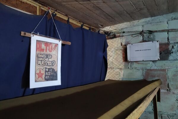Imagen que recuerda un cartel ubicado en la 'Cárcel del Pueblo' para recordar a los guardias colocarse la capucha - Sputnik Mundo