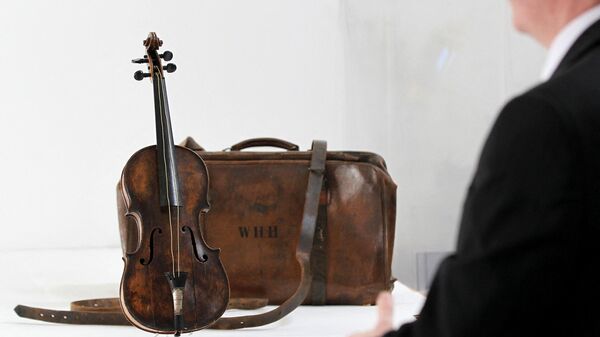 El violín que tocó el director de orquesta del Titanic, Wallace Hartley, hasta el último momento para calmar a los pasajeros del barco que se hundía. - Sputnik Mundo