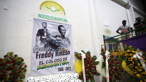 La gente asiste al funeral del exfutbolista colombiano Freddy Rincón en Buenaventura, Colombia - Sputnik Mundo
