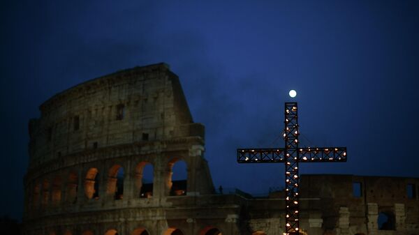 Una cruz frente al Coliseo durante el Vía crucis del Viernes Santo de Roma (archivo) - Sputnik Mundo