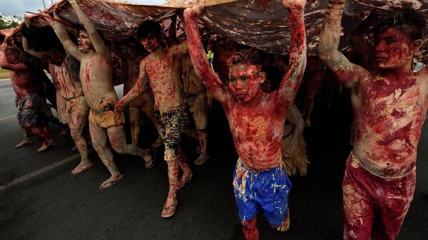 Los autóctonos de Brasil se pintan con tinta roja, que simboliza la sangre derramada de los pueblos indígenas, y con arcilla, que simboliza el oro - Sputnik Mundo