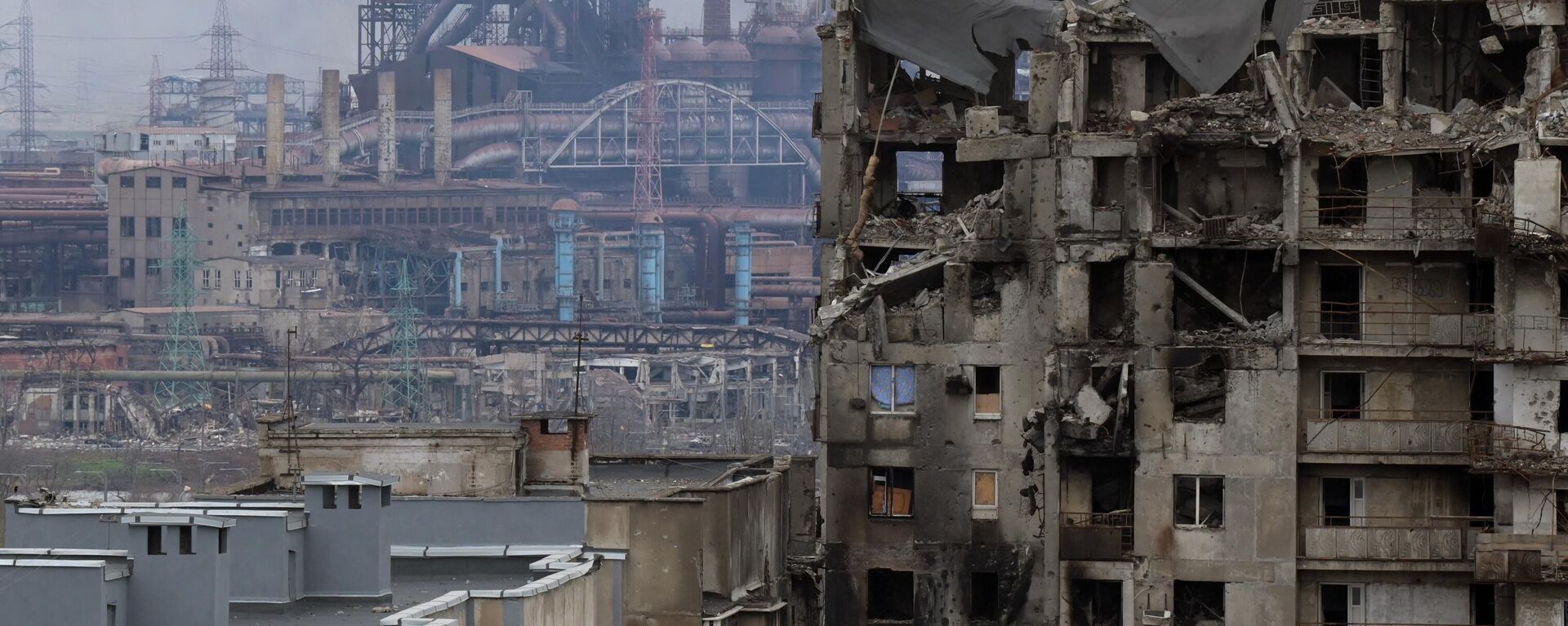 Un edificio destruido cerca de la planta metalúrgica Azovstal  - Sputnik Mundo, 1920, 17.04.2022