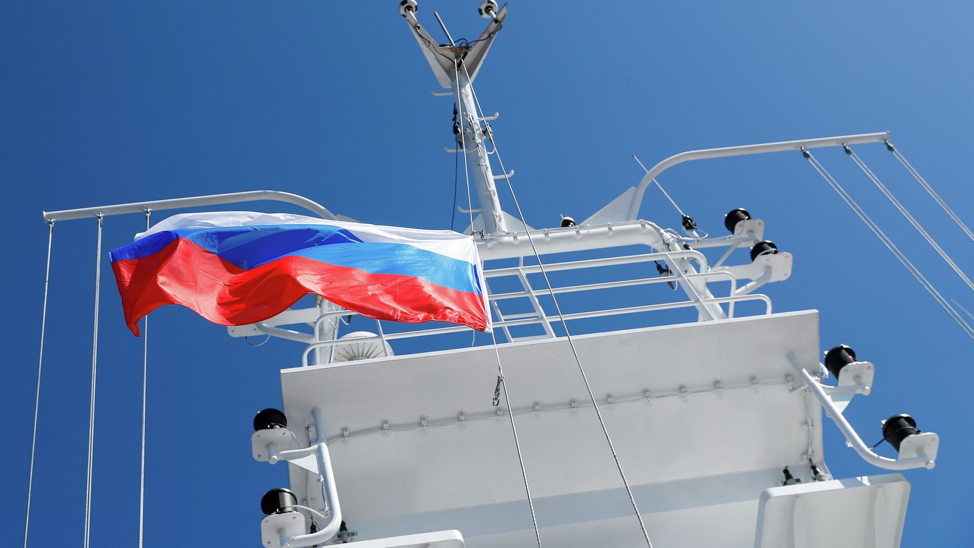 Dos batiscafos depositan la bandera rusa a más de 4.000 metros de  profundidad bajo el Polo Norte. SUR.es