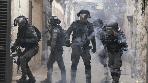 Enfrentamiento entre palestinos y fuerzas de seguridad israelíes frente a la mezquita de Al Aqsa de Jerusalén - Sputnik Mundo