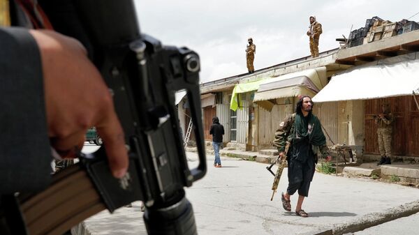 Los talibanes en el lugar de uno de los ataques terroristas del 19 de abril en Kabul - Sputnik Mundo