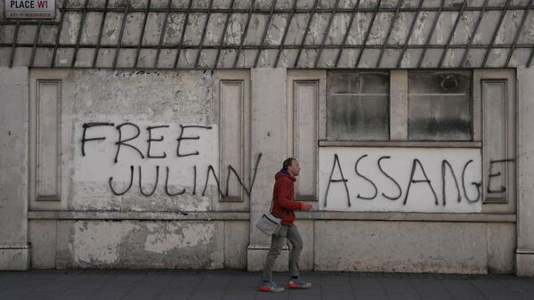 Un grafiti de apoyo al fundador de Wikileaks, Julian Assange - Sputnik Mundo