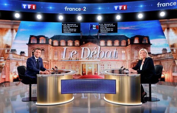 El candidato centrista y presidente francés, Emmanuel Macron, y la aspirante de extrema derecha, Marine Le Pen, posan antes de celebrar un debate en el distrito La Plaine-Saint-Denis, en las afueras de París. - Sputnik Mundo
