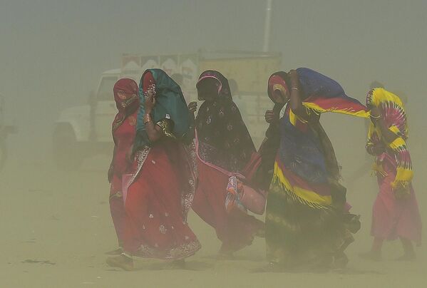 Varias mujeres caminan a través de una tormenta de arena en Sangam, en la confluencia de los ríos Ganges, Yamuna y el mítico Saraswati, en la localidad india de Allahabad. - Sputnik Mundo