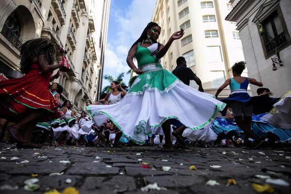 Una mujer baila durante un ensayo del grupo Tambores de Olokun en Río de Janeiro (Brasil). - Sputnik Mundo