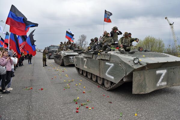 Así recibieron los residentes a los combatientes de la República Popular de Donetsk que regresan tras haber liberado a la ciudad de Mariúpol. - Sputnik Mundo