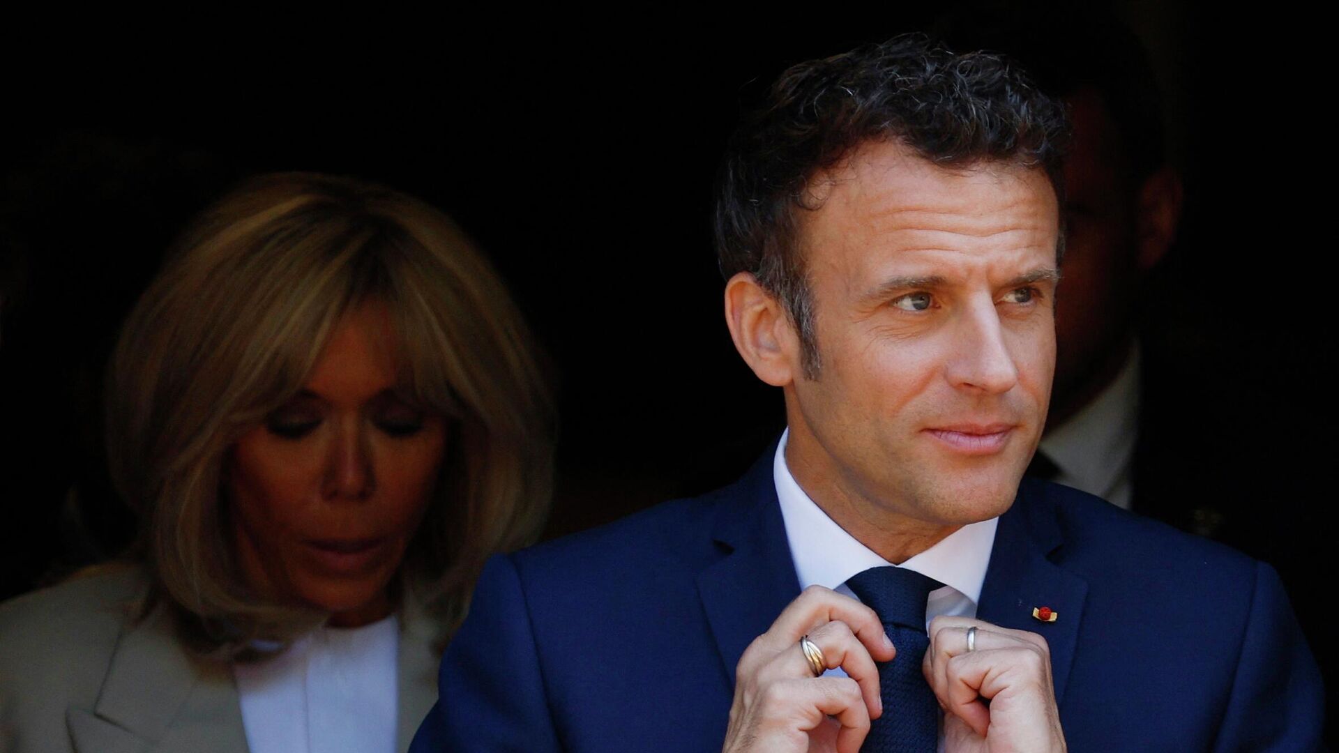 Emmanuel Macron, presidente de Francia, y la primera dama Brigitte Macron tras las elecciones presidenciales el 24 de abril del 2022 - Sputnik Mundo, 1920, 24.04.2022