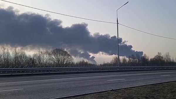 El humo de un incendio ocurrido el 25 de abril en depósitos de combustible de Briansk - Sputnik Mundo