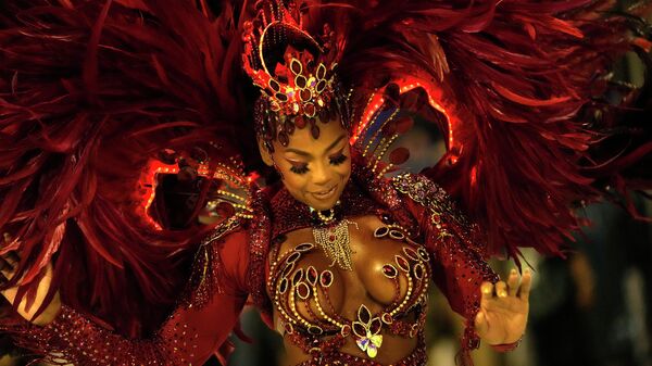 Участница бразильского карнавала во время выступления в Рио-де-Жанейро  - Sputnik Mundo