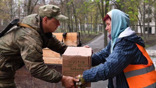 Distribución de ayuda humanitaria a los habitantes de Kupiansk - Sputnik Mundo
