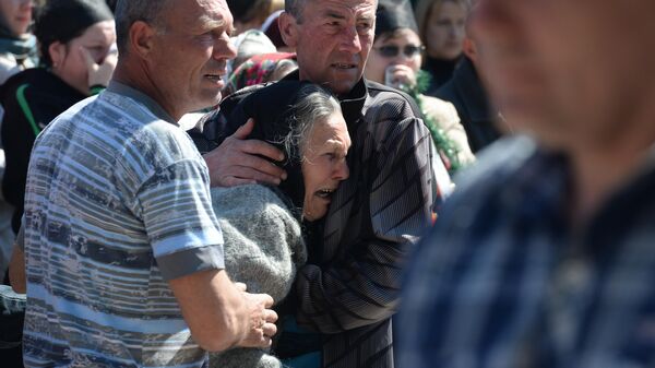 Residentes de la región de Donetsk durante el funeral de Aleksandr Lubenets, de 21 años - Sputnik Mundo