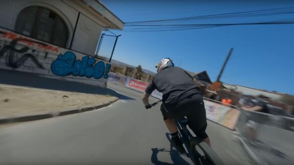Vértigo puro: un dron persigue a un ciclista en una carrera extrema en Chile - Sputnik Mundo