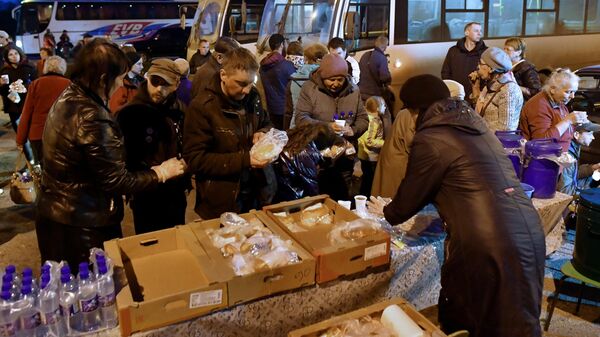 El envío de ayuda humanitaria a los habitantes de la ciudad ucraniana de Izium - Sputnik Mundo