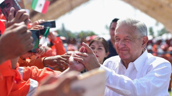 El presidente de México, Andrés Manuel López Obrador, conmemoró el Día Internacional del Trabajo en las obras de construcción de la refinería Dos Bocas - Sputnik Mundo